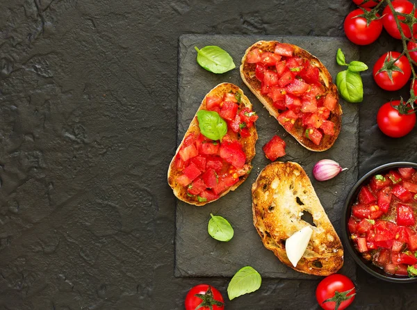 Bruschetta Com Tomate Manjericão — Fotografia de Stock