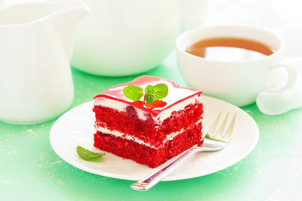 Pedaço Delicioso Bolo Veludo Vermelho Prato — Fotografia de Stock