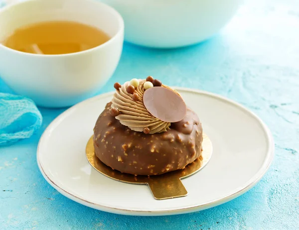 Ein Kuchen Mit Karamell Und Bananen Inneren Glasiert Mit Nüssen — Stockfoto