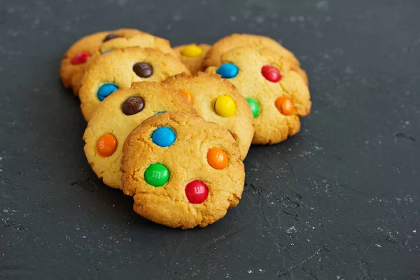 Biscoito Biscoito Com Doces Multicoloridos Lascas Chocolate — Fotografia de Stock