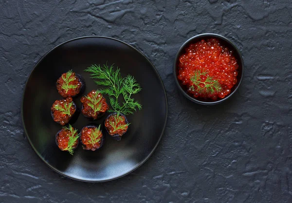 Mürekkep balığı mürekkebi kırmızı havyar ile krep. Rus mutfak.