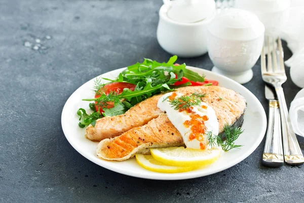 Grilled Salmon Steak Cream Sauce — Stock Photo, Image