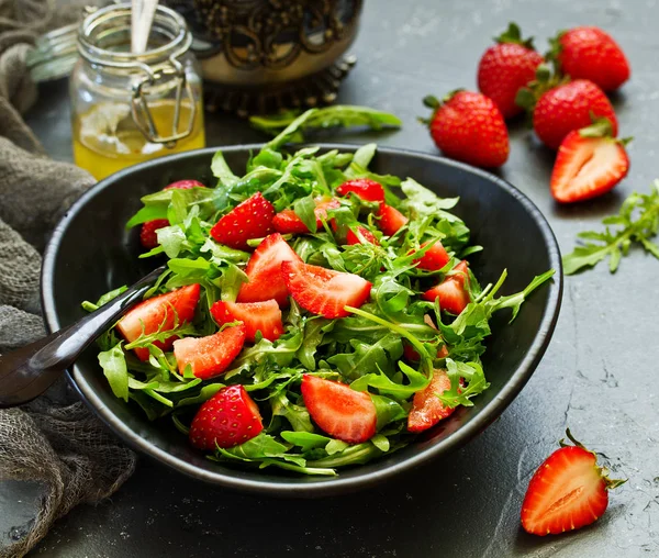 Roka, çilek ve badem ile taze salata. Seçici odak.