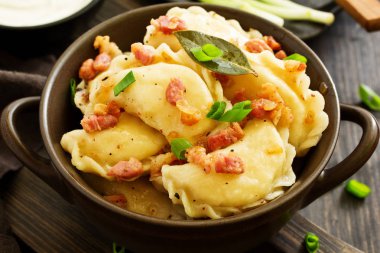 köfte patates soğan ve domuz pastırması sos ile. Varenyky, vareniki, pierogi, pyrohy.