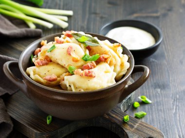 köfte patates soğan ve domuz pastırması sos ile. Varenyky, vareniki, pierogi, pyrohy.