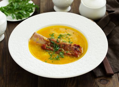 Kaburga füme bezelye çorbası..