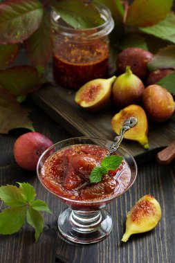 Lezzetli ev yapımı reçel incir üzerinden.