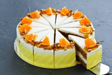 Havuçlu kek karamel ve krem peynir ile.