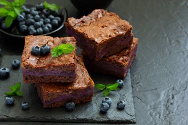 Yaban mersini ve krem dolgu ile çikolatalı kek. Koyu arka plan.