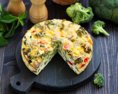 Brokolili diyet sebze turtası, kabak, bezelye ve peynirli biber..