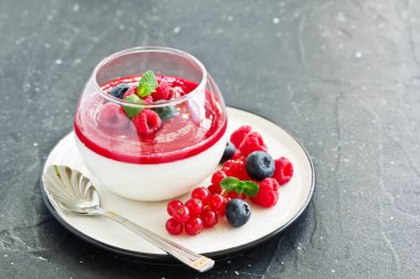 Lezzetli İtalyan tatlı panna cotta çilek ve berry sos ile. Sevgililer günü.
