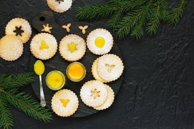 Noel bisküvi (linzer), limon ve portakal reçelli.