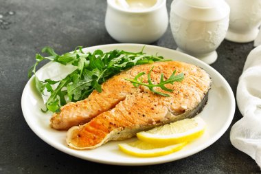 Krema soslu ızgara somon Steak.