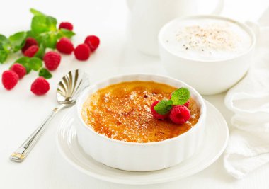 Creme brulee. Karamelli ve dutlu tatlı..