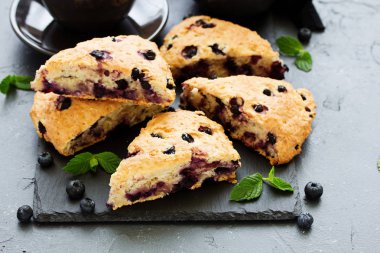 Yulaf ezmesi, yaban mersini ve Hindistan cevizi ile çörekler.