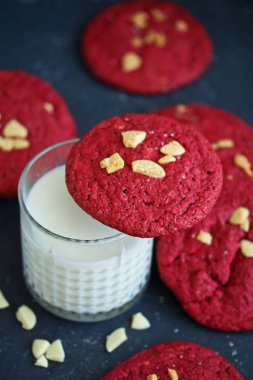 Beyaz çikolata ile kırmızı kadife tanımlama. Amerikan mutfağı.