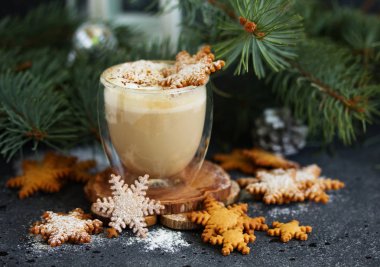 Gingerbread kar tanesi çerez, bir fincan cappuccino Noel için.