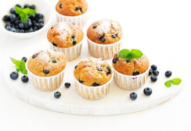 Karanlık bir arka plan üzerinde yaban mersini ile yulaf kek.