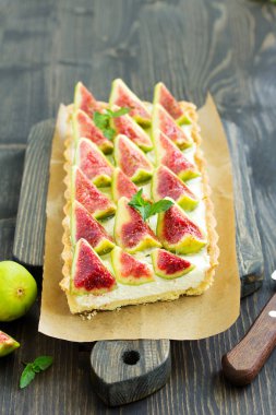 Mascarpone peyniri ve taze incir ile lezzetli ev yapımı pasta.