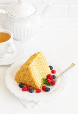 Taze çilek ile çok katmanlı tatlım pasta bir parça. Seçici odak