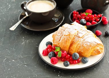 Lezzetli kahvaltı taze kruvasanlar ve olgun çilek ile