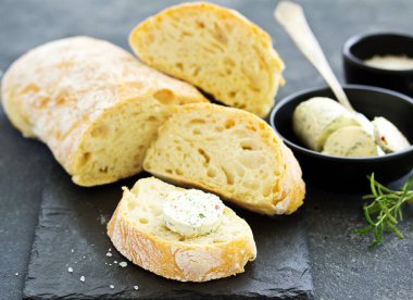 Ev yapımı ciabatta ekmeği taş plaka üzerinde