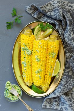 Sarımsaklı tereyağlı haşlanmış mısır. Seçici odaklanma. Yukarıdan görüntüle.