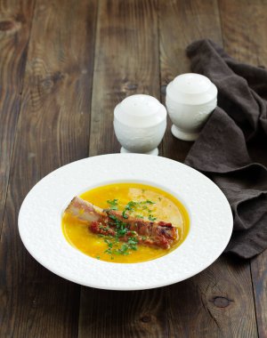 Kaburga füme bezelye çorbası..