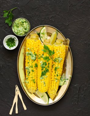 Sarımsaklı tereyağlı haşlanmış mısır. Seçici odaklanma. Yukarıdan görüntüle.