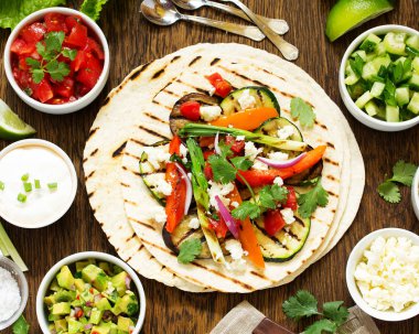 Vejetaryen meze tacos ızgara sebzeler ve salsa ile.