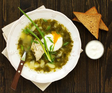 Tavuk ve haşlanmış yumurta ile kuzukulağı çorbası.
