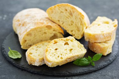 Ev yapımı ciabatta ekmeği taş plaka üzerinde