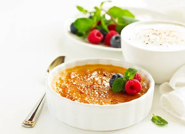 Creme Brulee Postre Con Corteza Caramelo Bayas — Foto de Stock