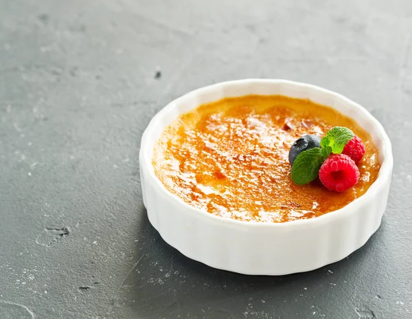 Creme Brulee Dessert Con Crosta Caramello Bacche — Foto Stock