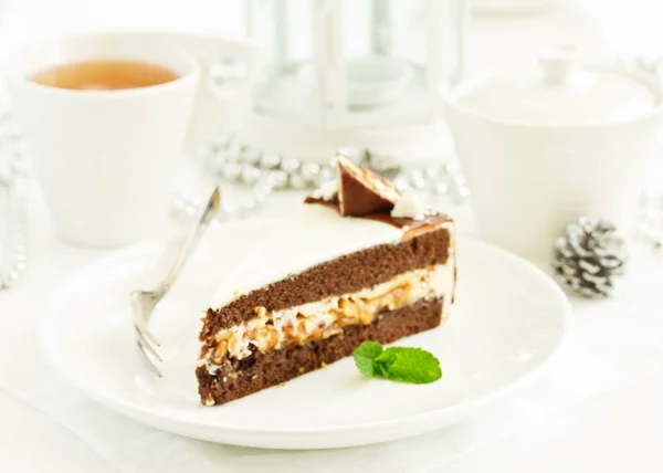 캐러멜 견과가 초콜릿 케이크 — 스톡 사진
