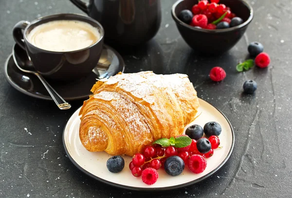 Delicious Breakfast Fresh Croissants Ripe Berries — Stock Photo, Image