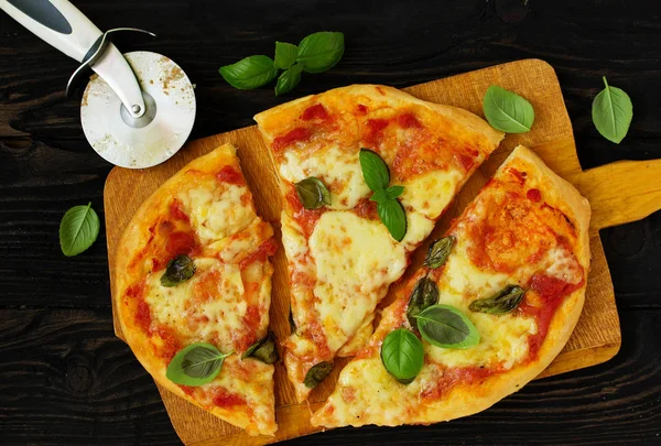 Pizza Margarita Rumahan Lihat Dari Atas — Stok Foto