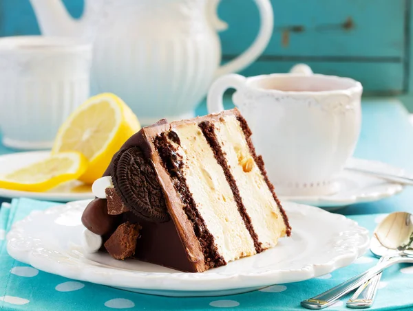 Torta Casera Con Chocolate Cacahuetes Caramelo Decorada Con Caramelos Malvaviscos — Foto de Stock