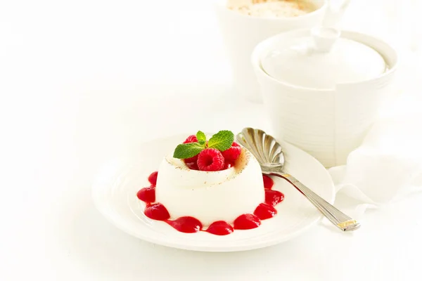 Deliciosa Sobremesa Italiana Panna Cotta Com Bagas Molho Baga Dia — Fotografia de Stock