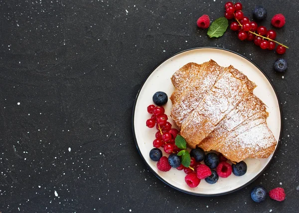 Heerlijk Ontbijt Met Verse Croissants Rijpe Bessen — Stockfoto