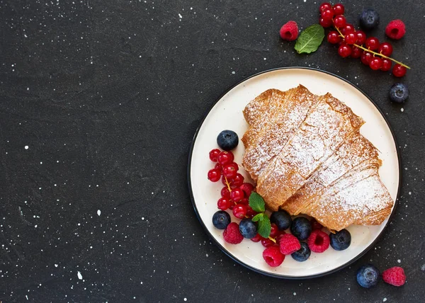 Leckeres Frühstück Mit Frischen Croissants Und Reifen Beeren — Stockfoto