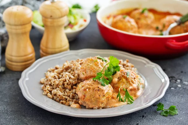 Frikadellen Einer Cremigen Tomatensauce — Stockfoto