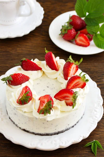 Κρεμώδη Cheesecake Σοκολάτα Μπισκότα Oreo Και Φράουλες — Φωτογραφία Αρχείου