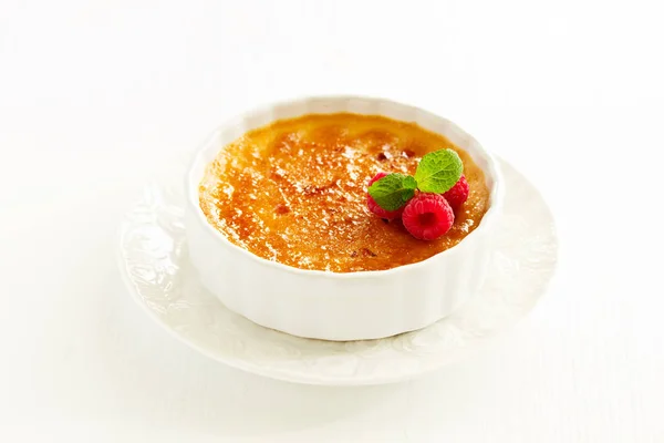 Creme Brulee Postre Con Corteza Caramelo Bayas —  Fotos de Stock