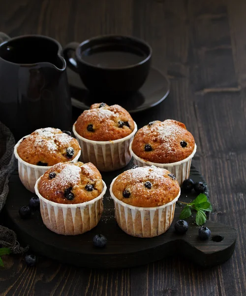 Muffin Oat Dengan Blueberry Latar Belakang Gelap — Stok Foto