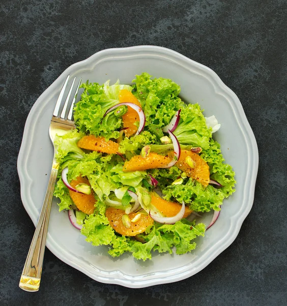 Plate Lettuce Slices Orange Red Onion Vinaigrette Dressing — Stock Photo, Image