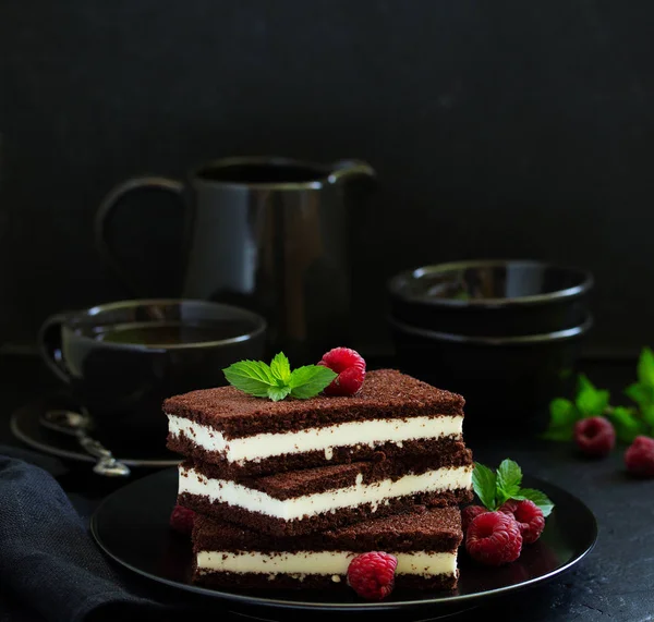 Delicado Pastel Cremoso Chocolate Con Frambuesas — Foto de Stock