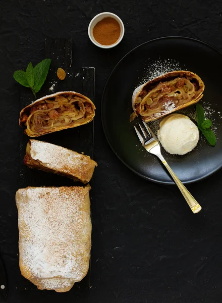 Appelstrudel Met Rozijnen Amandelen Zicht Van Bovenaf Rechtenvrije Stockfoto's