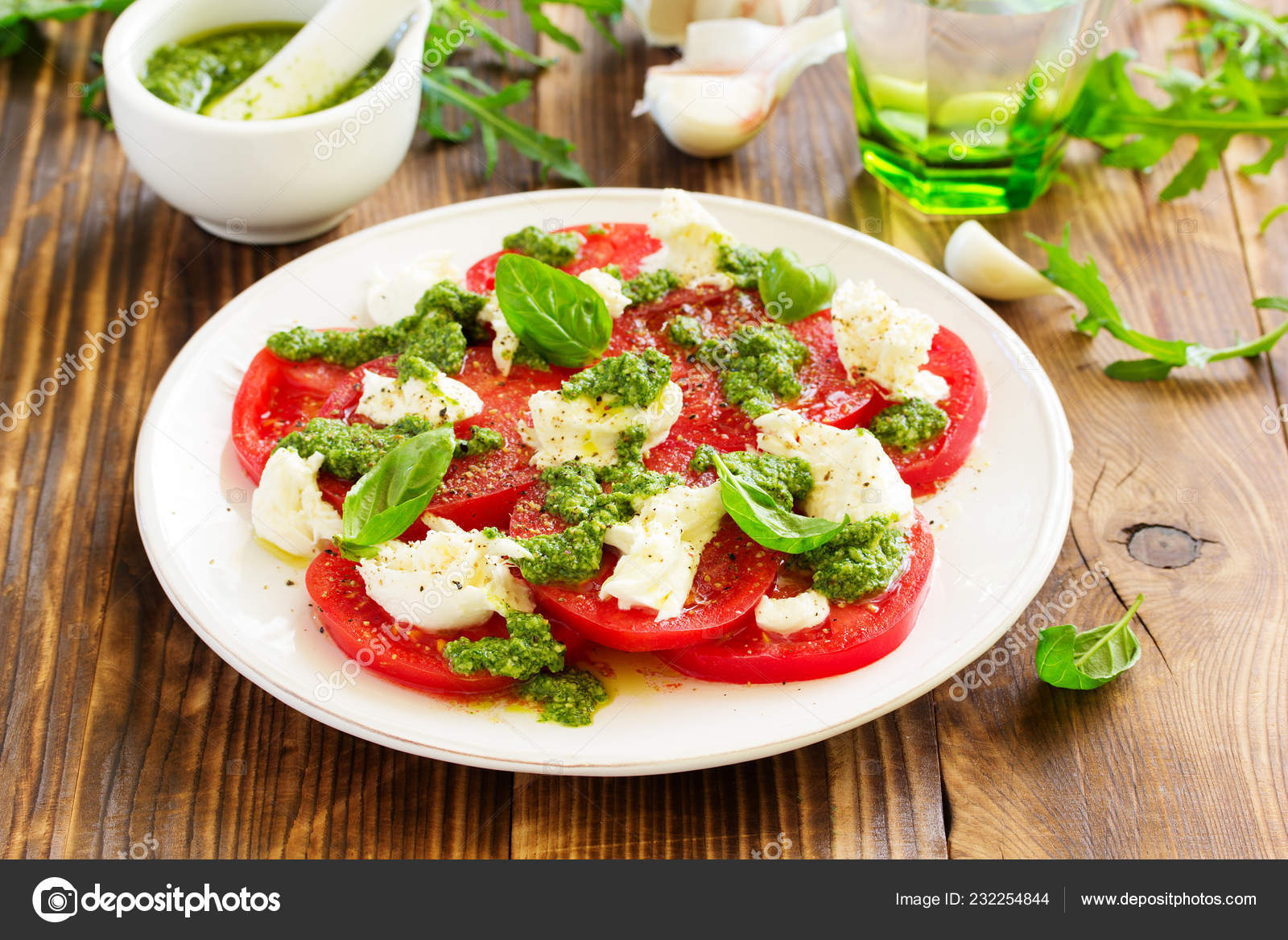 Моцарелла с помидорами и песто. Руккола песто черри. Помидоры капрезе. Помидоры с моцареллой и соусом песто. Салат помидоры с песто моцареллой.
