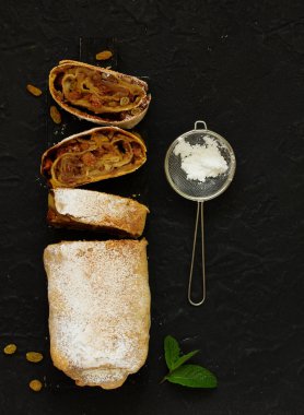 Kuru üzüm ve bademli elmalı turta. Yukarıdan görünüm.